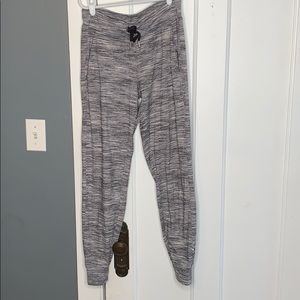 Lululemon black and gray women’s joggers